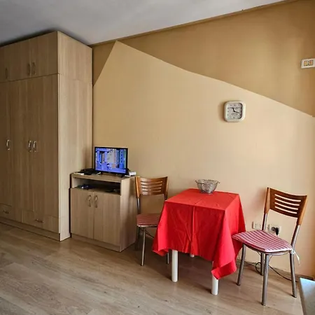 Studio Mali Robit Golem (Tirana)
